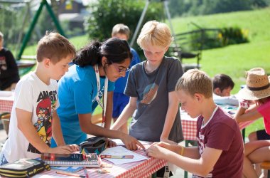Kinder bei betreuten Aktivitäten | © young austria - Österreichs Erlebnisgästehäuser GmbH